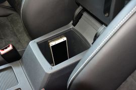 中央扶手箱空间