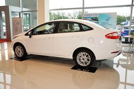 2013款福特嘉年华三厢1.5自动品尚型