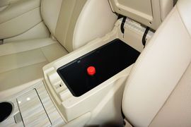 中央扶手箱空间