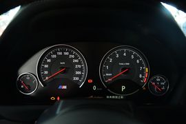 2014款宝马M4敞篷轿跑车