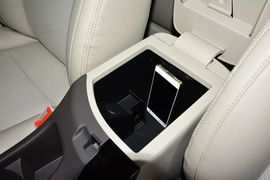 中央扶手箱空间