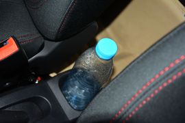 中央扶手箱空间