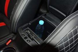 中央扶手箱空间