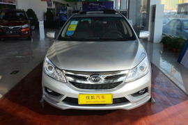 2015款比亚迪速锐1.5L手动豪华型