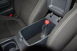 中央扶手箱空间