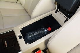 中央扶手箱空间