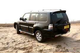 2010款三菱帕杰罗试驾