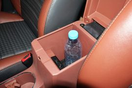 中央扶手箱空间