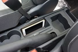 中央扶手箱空间