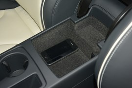 中央扶手箱空间