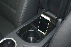 中央扶手箱空间