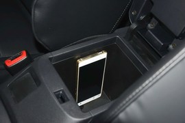 中央扶手箱空间