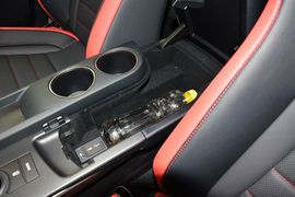 中央扶手箱空间