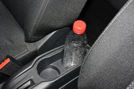 中央扶手箱空间