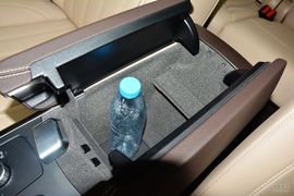 中央扶手箱空间