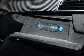 手套箱空间