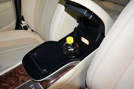 中央扶手箱空间