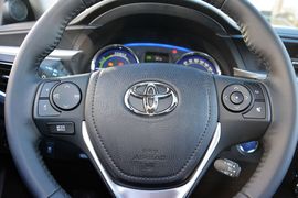 2016款丰田卡罗拉双擎1.8L CVT旗舰版