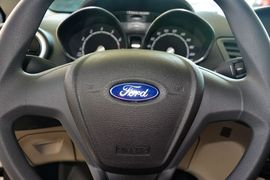 2013款福特嘉年华三厢1.5L自动时尚型