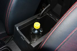 中央扶手箱空间