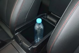 中央扶手箱空间