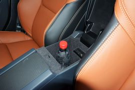 中央扶手箱空间