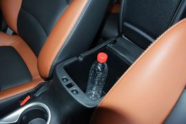 中央扶手箱空间