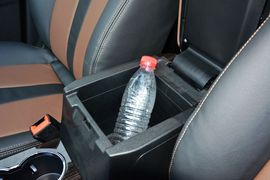 中央扶手箱空间