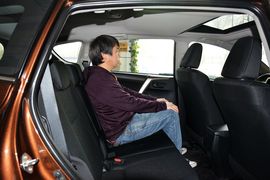2015款丰田RAV4 2.0L CVT四驱新锐版到店实拍
