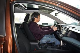 2015款丰田RAV4 2.0L CVT四驱新锐版到店实拍