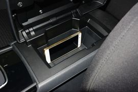 中央扶手箱空间