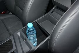 中央扶手箱空间