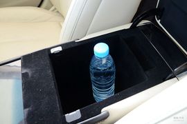 中央扶手箱空间