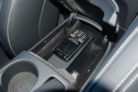 中央扶手箱空间