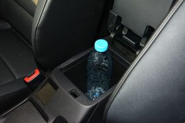 中央扶手箱空间