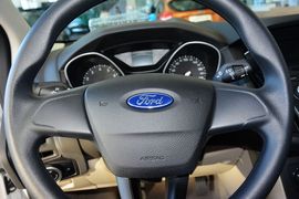 2015款福特福克斯三厢1.6L手动舒适型