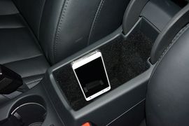 中央扶手箱空间