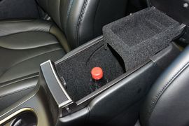 中央扶手箱空间