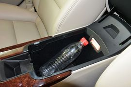 中央扶手箱空间