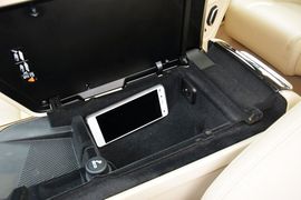 中央扶手箱空间