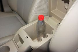 中央扶手箱空间