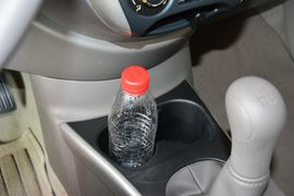 中央扶手箱空间