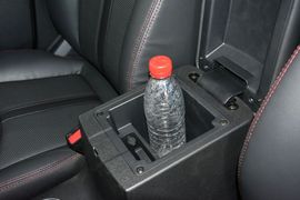 中央扶手箱空间