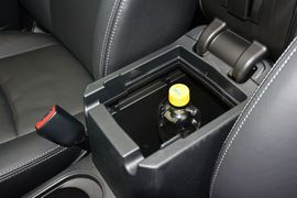 中央扶手箱空间