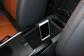 中央扶手箱空间