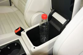 中央扶手箱空间