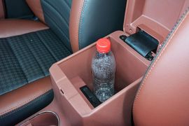 中央扶手箱空间