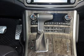 2016款哈弗H8 2.0T两驱舒适型
