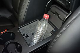 中央扶手箱空间