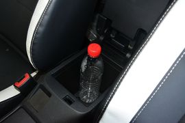 中央扶手箱空间